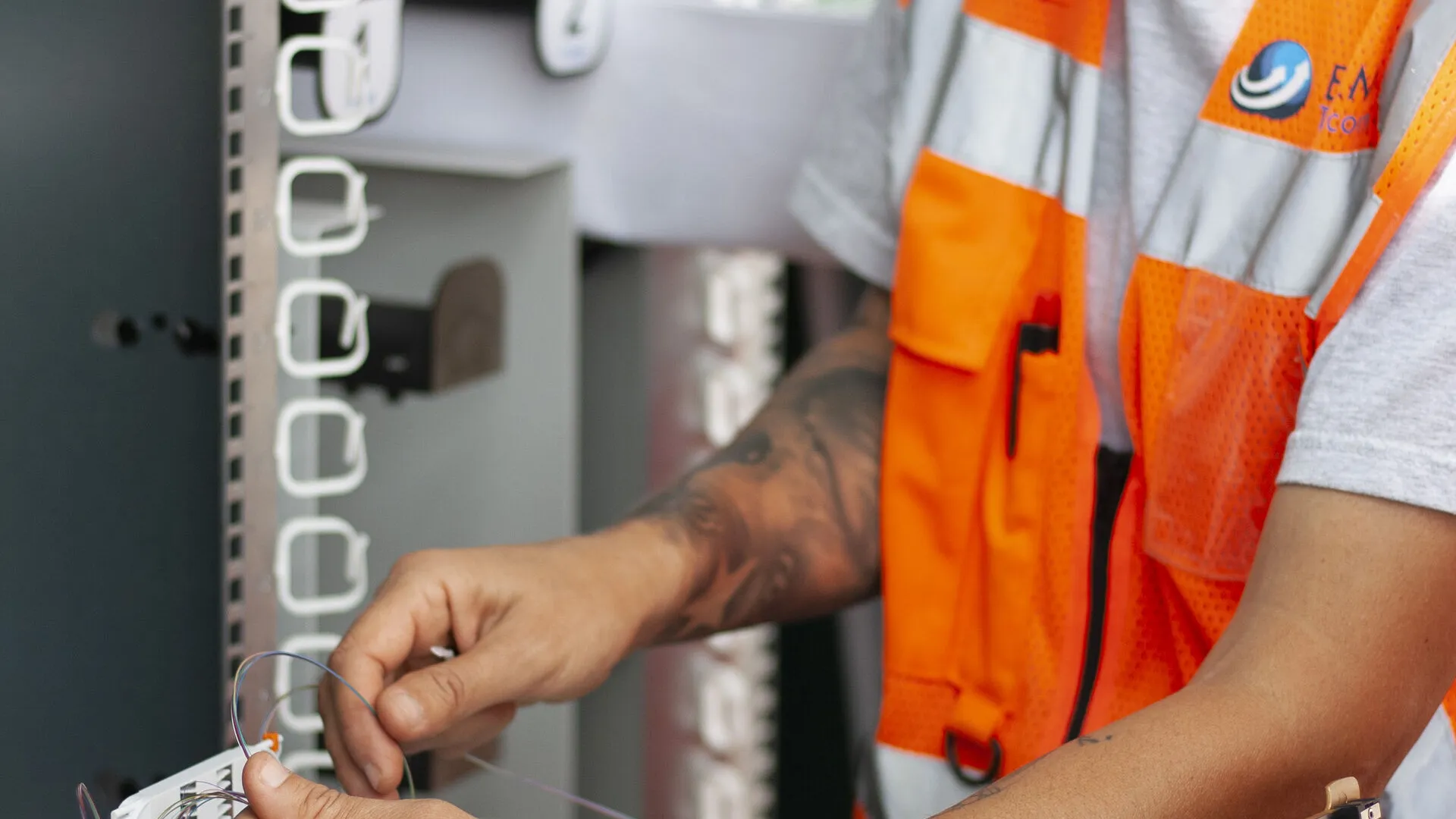 Photo technicien en lovage de cassette